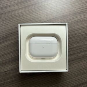 White Bluetooth Noise Cancelling Earbuds